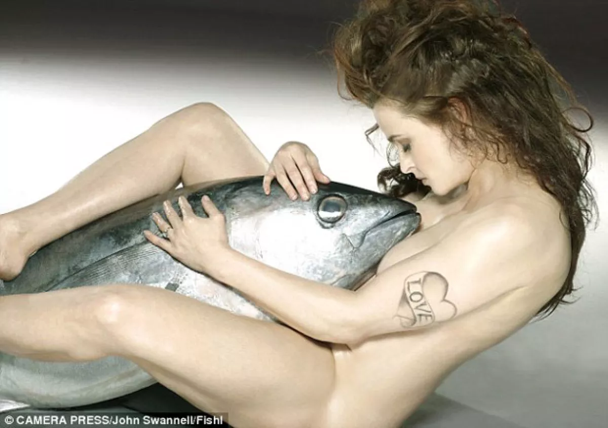 Helena tuvo que superar su fobia a los peces para poder posar con un gran atún.