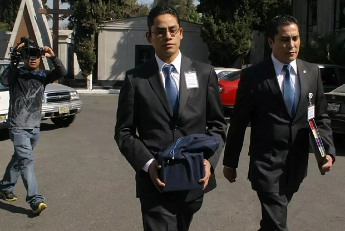 La cantante llegó al Panteón Francés cerca de las once de la mañana acompañada de su esposo, Nicolás Vallejo Nájera "Colate", para despedir a Enrique Rubio González.