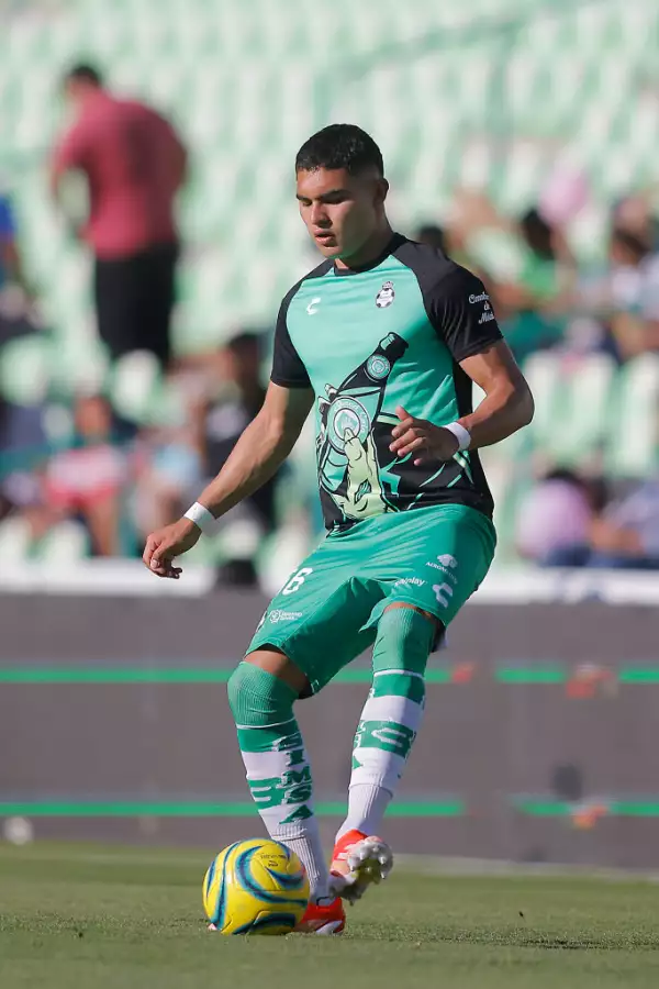 Foto de Stephano Carrillo calentando con el balón de futbol a los pies previo a un partido entre el Santos y el San Luis.