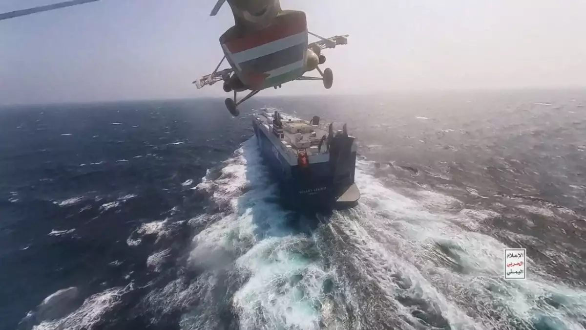 El helicóptero militar hutí sobrevuela el buque de carga Galaxy Leader en el Mar Rojo en esta foto publicada el 20 de noviembre de 2023.