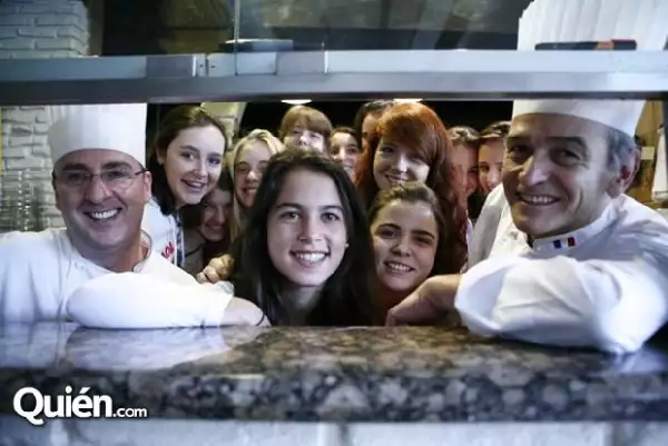 Los Chefs de Piazza Novoa compartieron sus secretos culinarios con este grupo de jóvenes