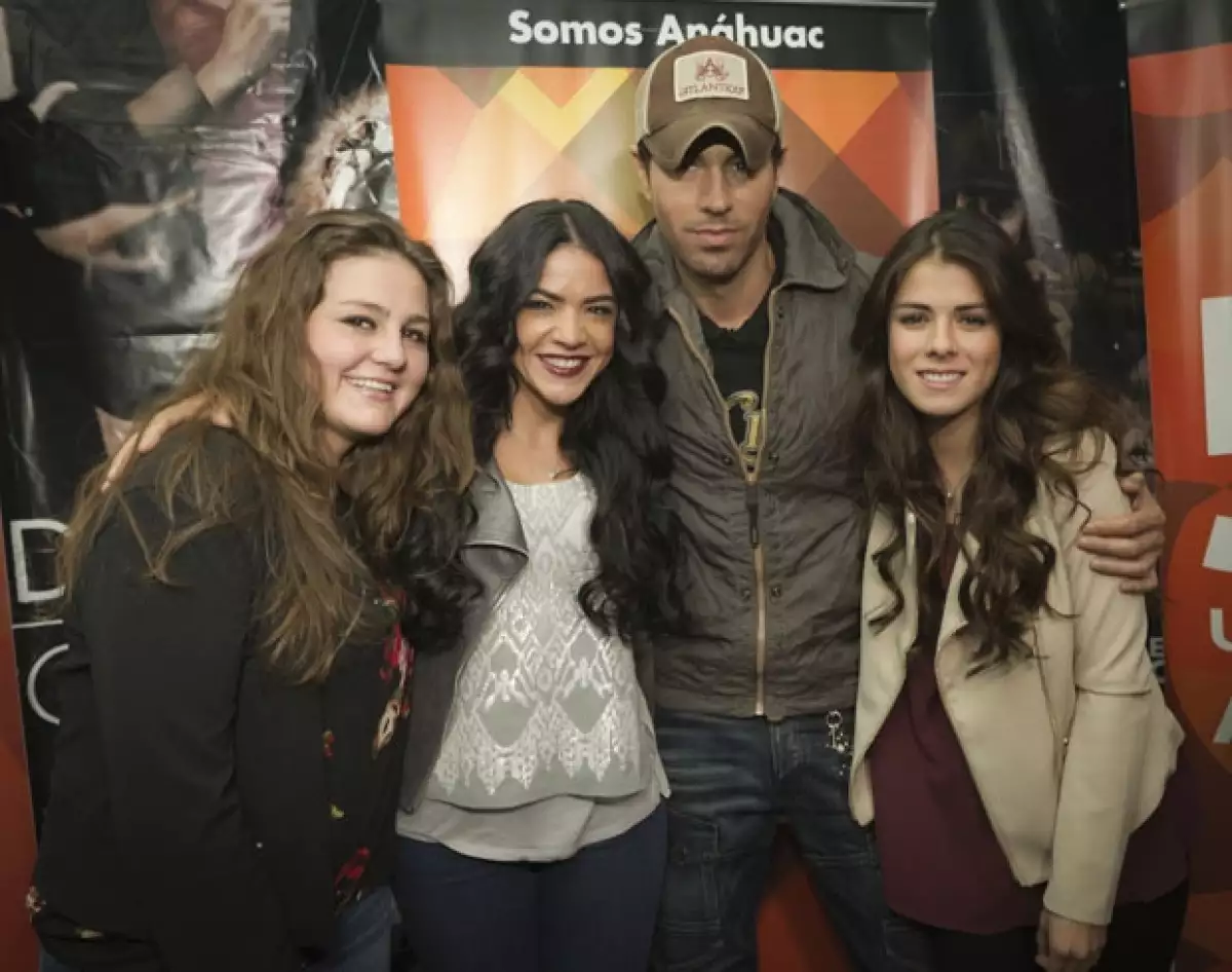 Junto con otras invitadas de la noche, la hija del primer matrimonio del presidente se tomó una foto con el cantante.