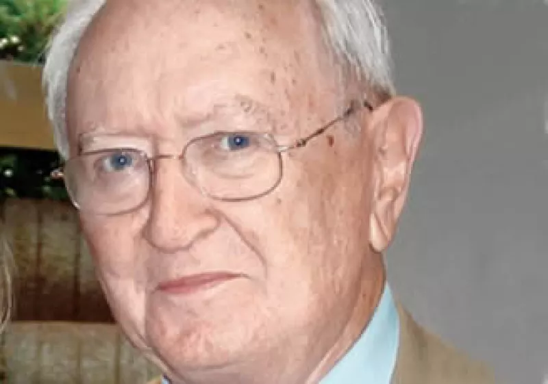 El directivo, Helmunt Mauncher, tiene dos ediciones de su libro, Brevario para la alta direcció de empresas, en México.  (Foto: Especial )