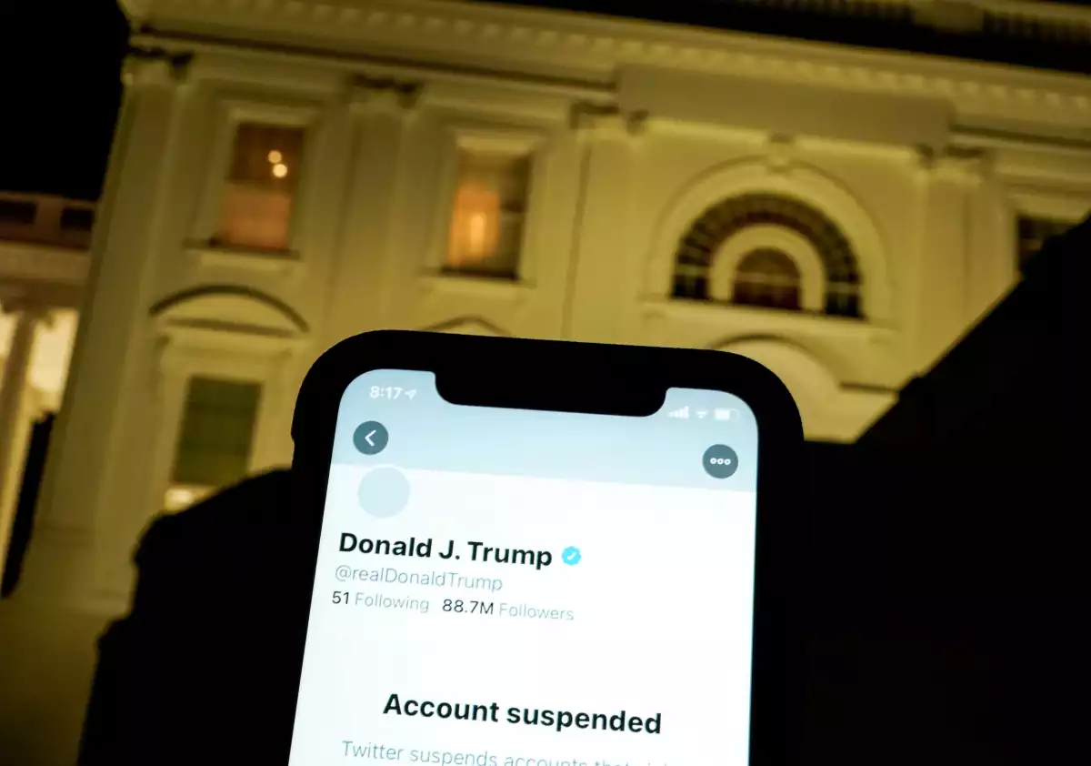 Trump pide a un juez de EU que obligue a Twitter a reiniciar su cuenta