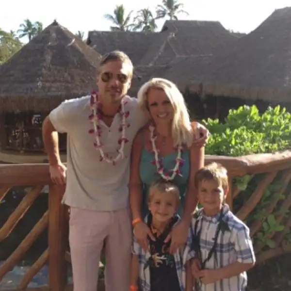 Britney Spears celebró en Hawaii con su prometido y sus dos hijos.