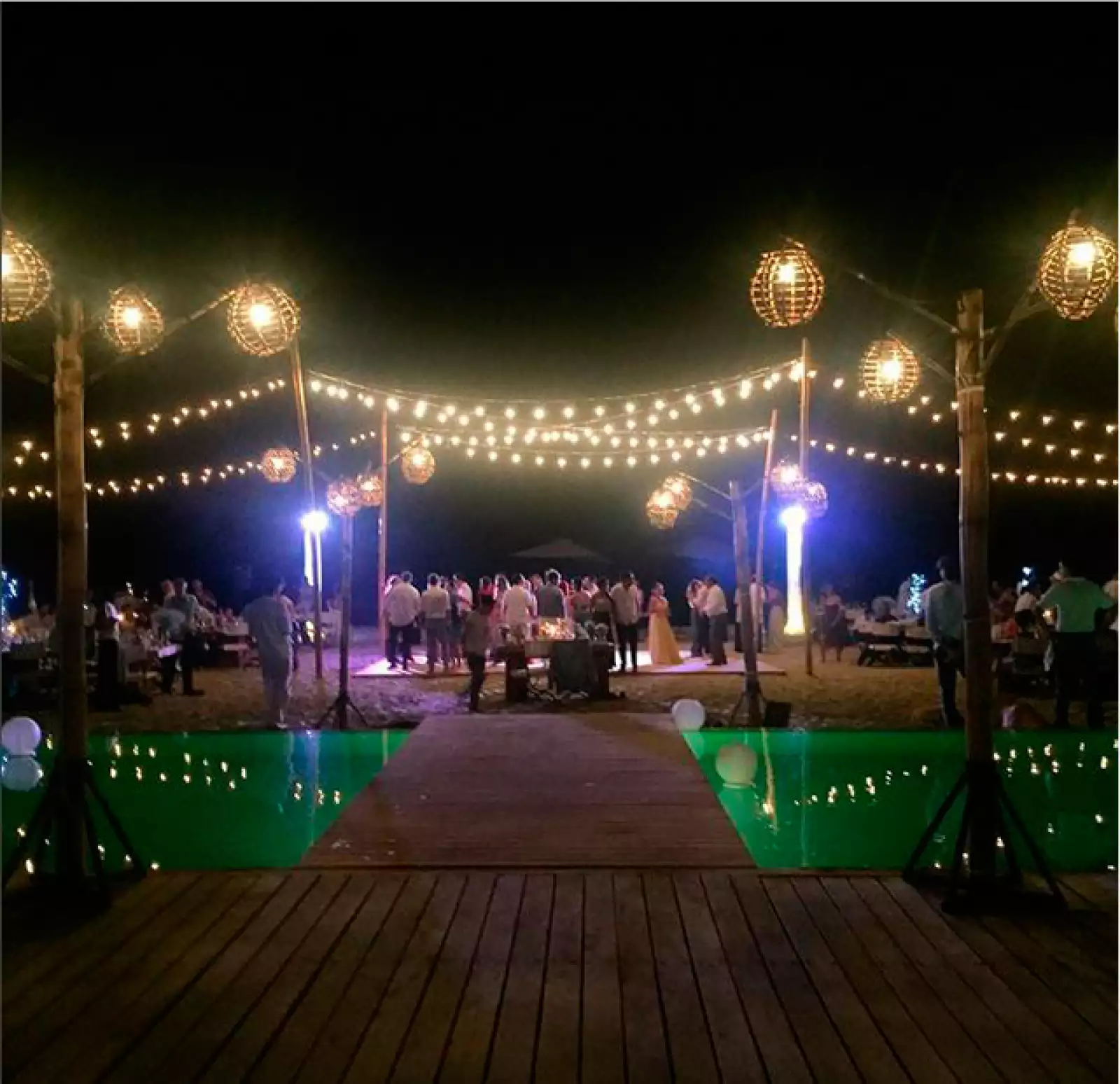 El lugar fue decorado de una manera muy romántica.