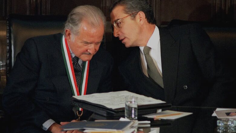 El autor de la novela ‘Aura’ recibió de manos del entonces presidente de México, Ernesto Zedillo, la medalla Belisario Domínguez en la Ciudad de Mexico City, el 7 de octubre de 1999.