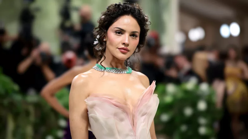 Eiza González se inspira en una flor mexicana para su look en la Met Gala 