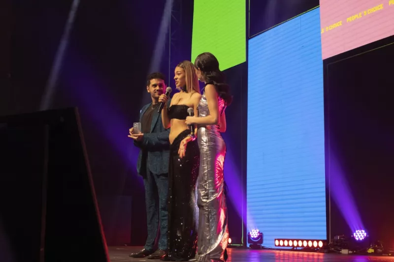 Los conductores, Renata Cerca y gerudito en el escenario de los premios DigitELLE 2023. 