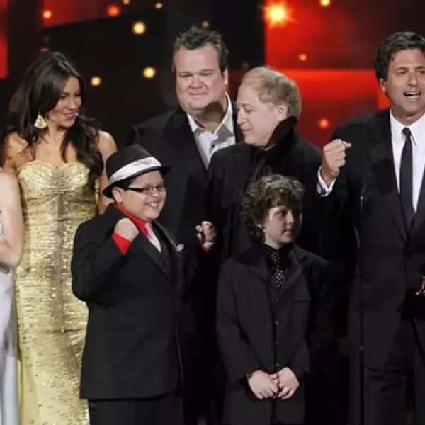 El elenco de Modern Family recibiendo el premio por mejor serie de comedia.