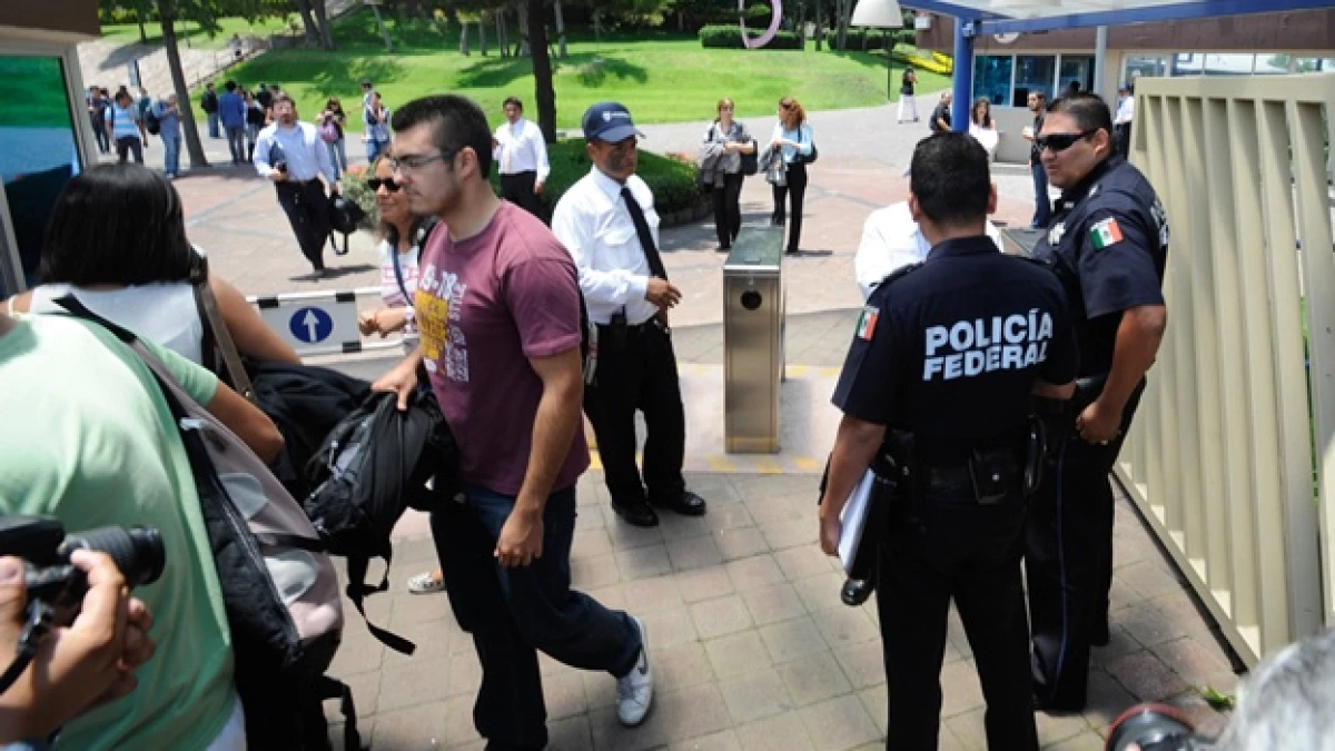 poilcias revisan a estudiantes del tec
