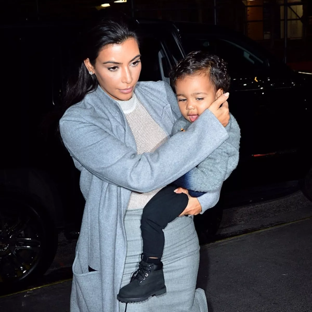 Kim Kardashian presume en cada foto lo orgullosa que está de su anatomía.