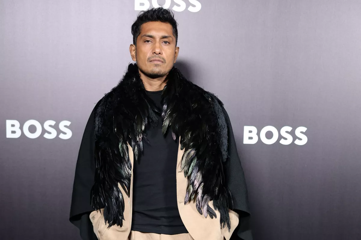 Foto de Tenoch Huerta en una pasarela de BOSS