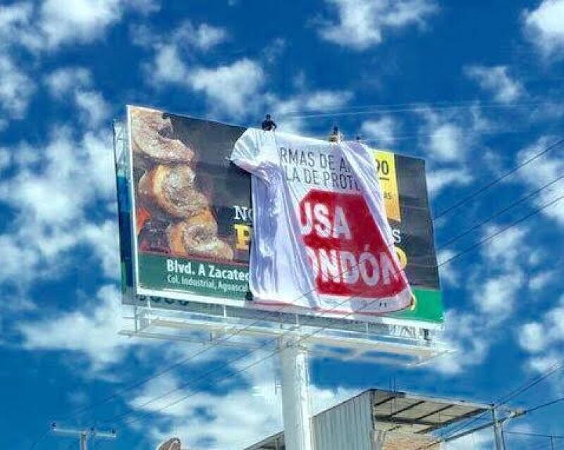 Retiran espectaculares que promovían uso de condón entre gays.