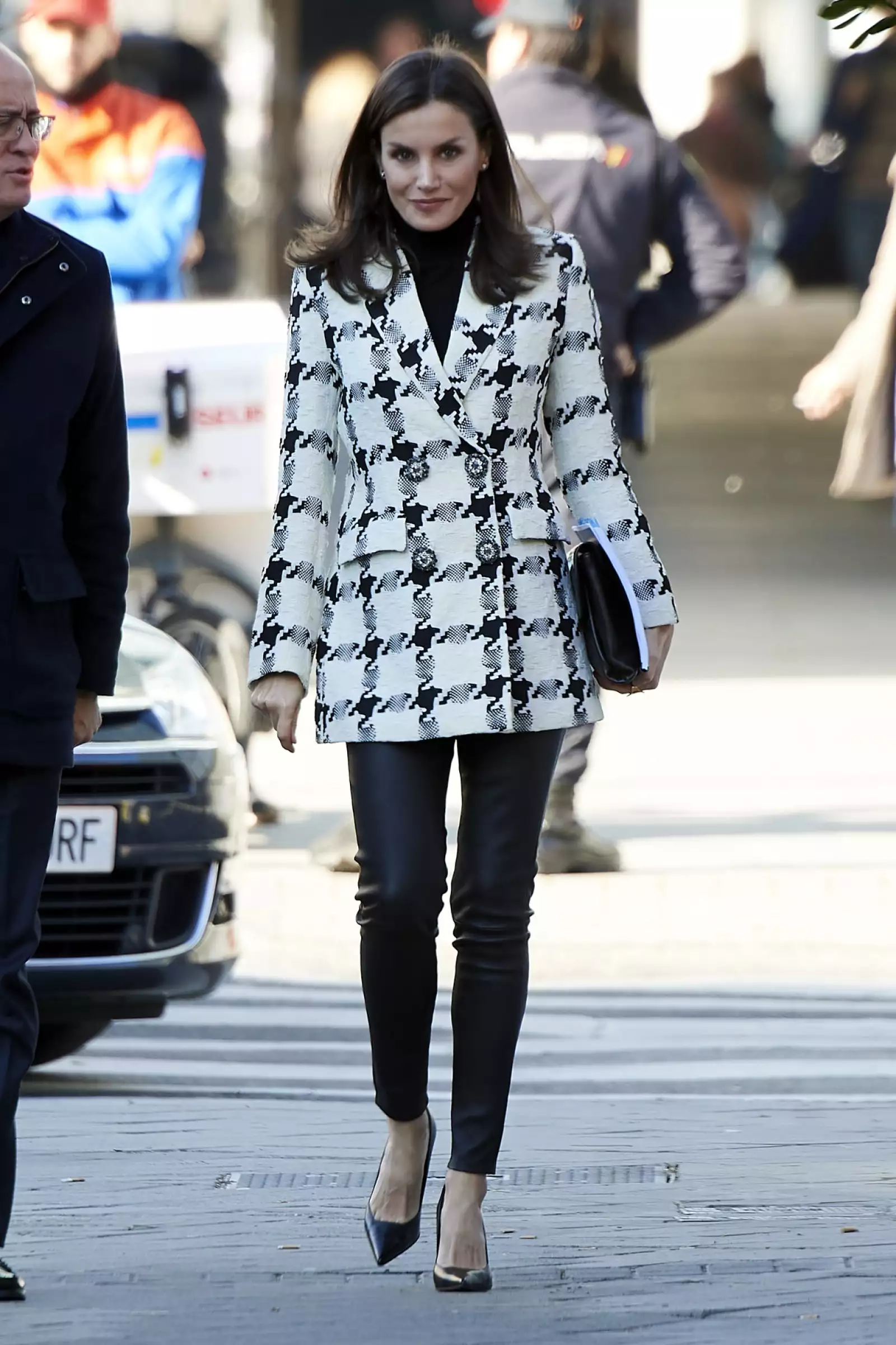 Reina Letizia luciendo un look low-cost para su primera aparición del 2020, su saco es de Uterqüe y sus pointy shoes Steve Madden