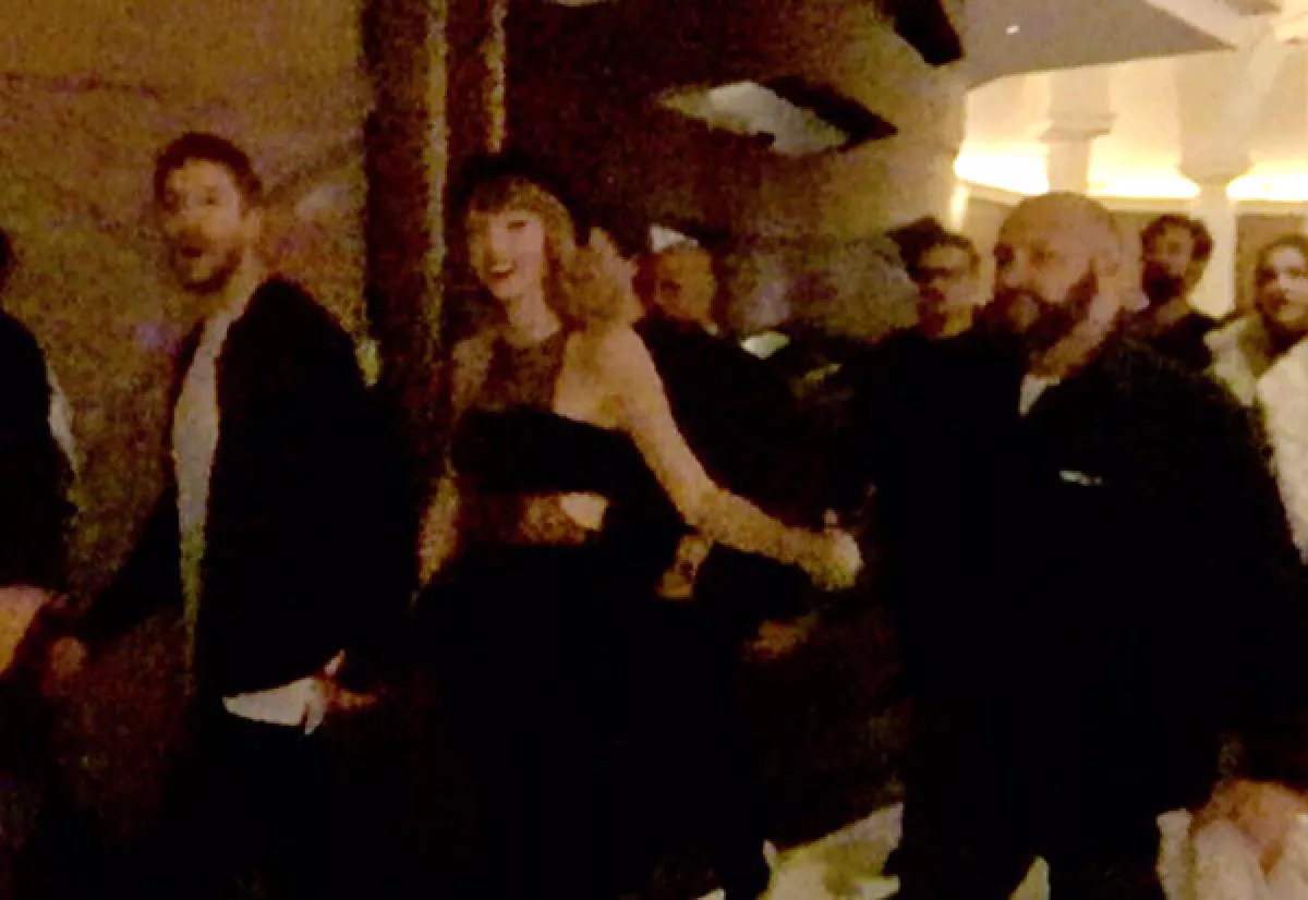 A pesar de querer pasar desapercibida, Taylor no logró engañar a los asistentes.