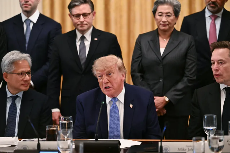 El presidente de Estados Unidos, Donald Trump, sentado junto al director ejecutivo de Nvidia, Jensen Huang (izquierda), y al director ejecutivo de SpaceX, Elon Musk (derecha), habla durante una reunión con ejecutivos del sector tecnológico sobre inteligencia artificial en el Salón Este de la Casa Blanca, en Washington D. C., el 29 de septiembre de 2026.