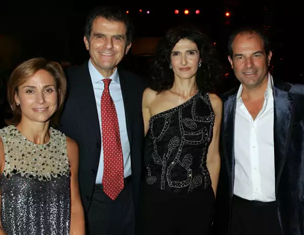 Los hermanos Ferragamo, Ferruccio y Massimo con sus esposas,Ilaria y Chiara, respectivamente.