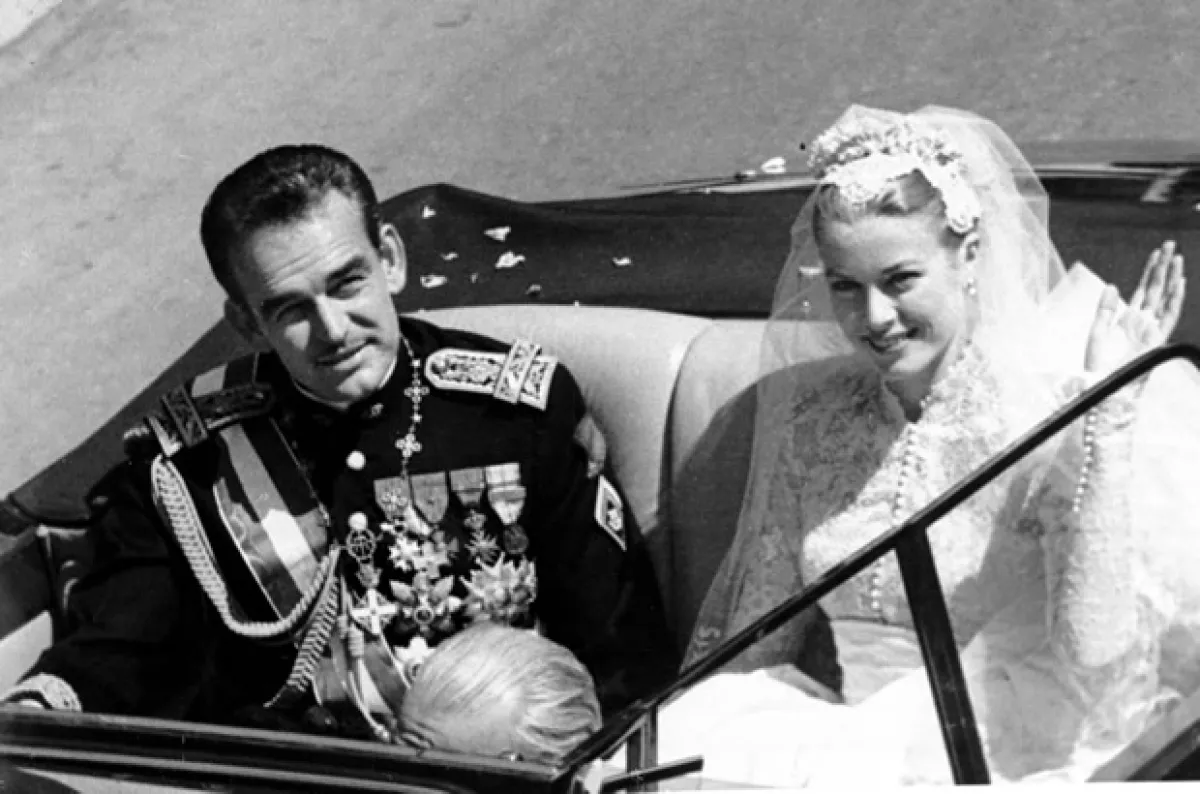 Aquí Rainiero y Grace Kelly después de la ceremonia religiosa.