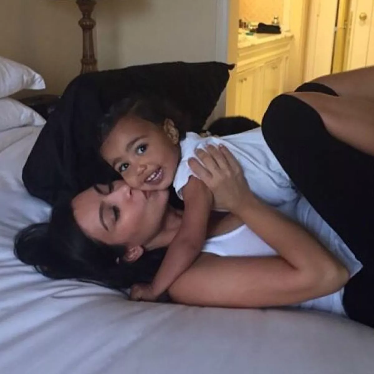 North se divirtió jugando con su mamá.