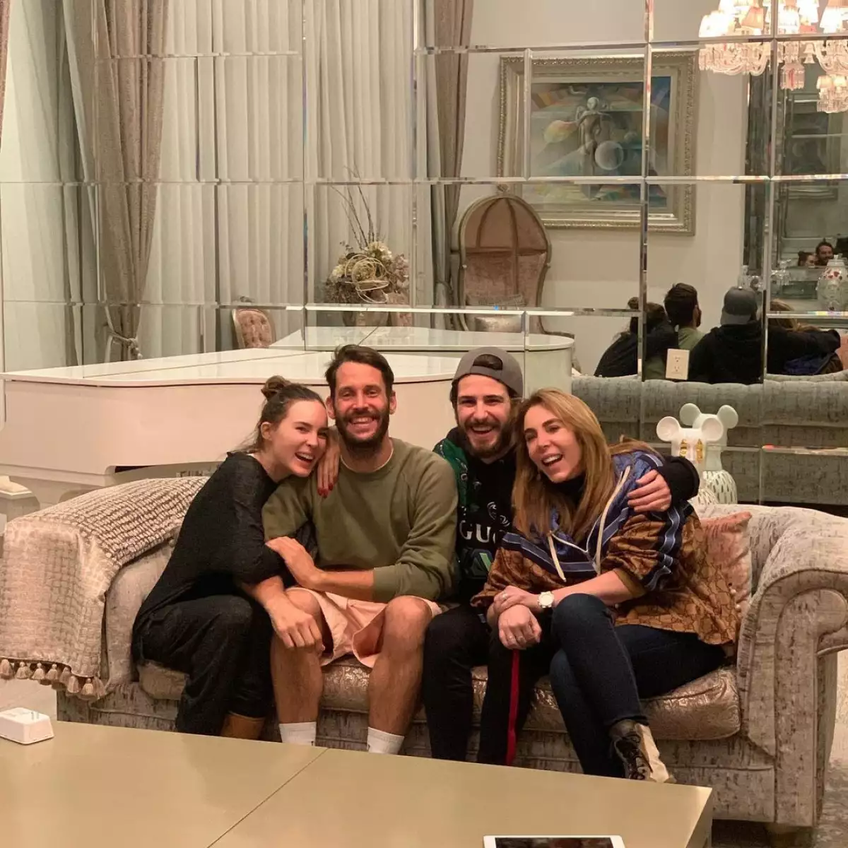 Jacquemus, su prima Belinda, su primo Nacho Peregrín y su tía Belinda Schüll