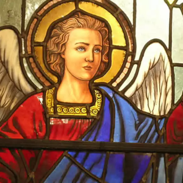 Vitral que muestra la efigie del Arcángel San Miguel, pintado con la técnica de “grisalla”. Casa Pellandini – Marco, creada en 1901 por Claudio Tranquilino Pellandini, de origen italiano, y  Víctor Marco Urrutia, de ascendencia española, alcanzó fama inte