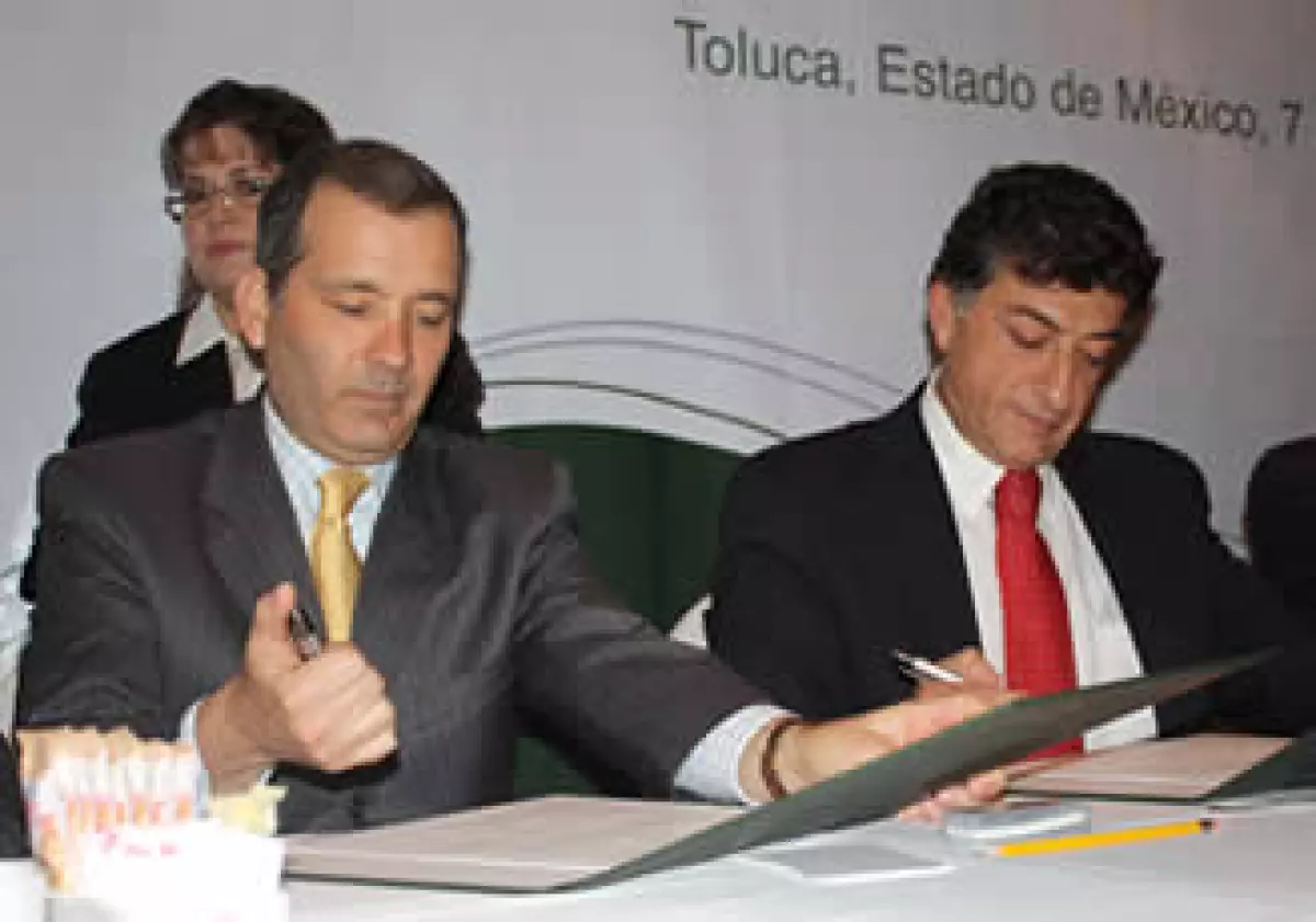 Miguel Conde, del BID y Elías Micha, de Comecyt, durante la firma del convenio para la creación del Sistema Estatal de Innovación en el Estado de México. (Foto: Cortesía Comecyt)