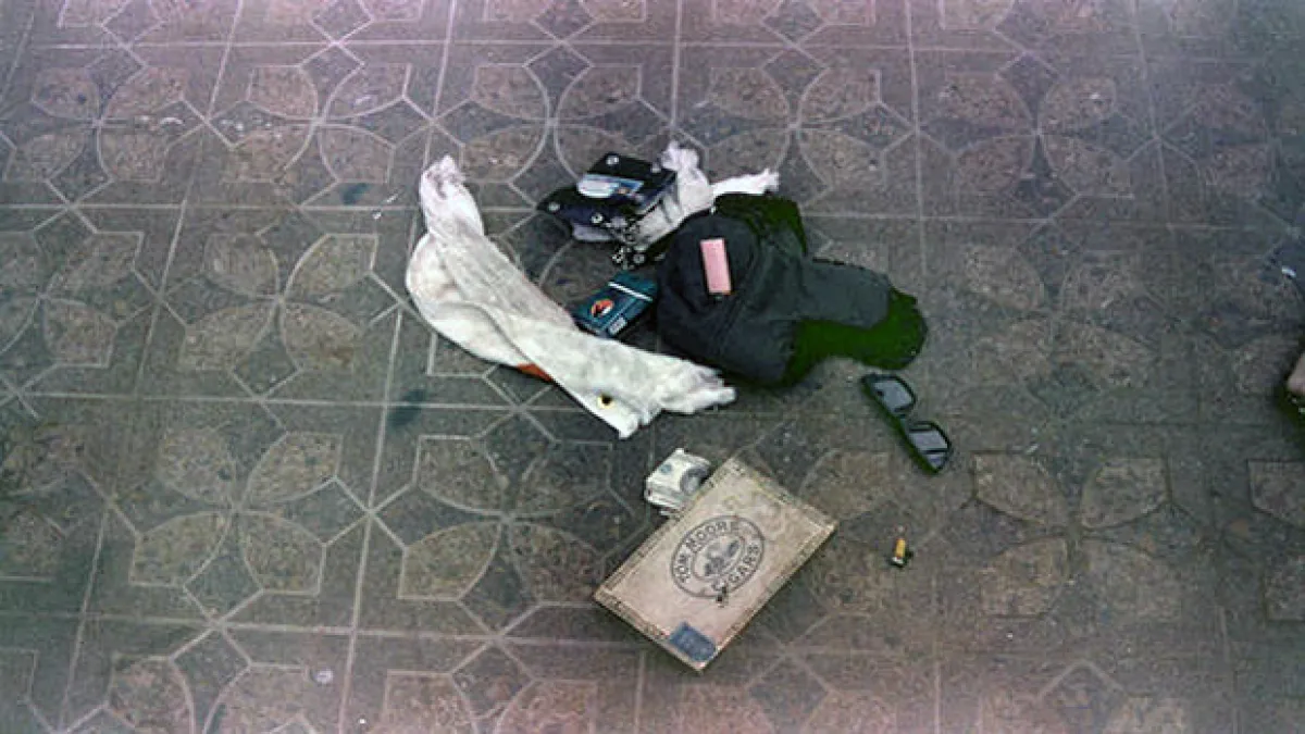 Otras pertenencias del artista como lentes de sol, cartera, su caja de drogas y los cartuchos de bala.