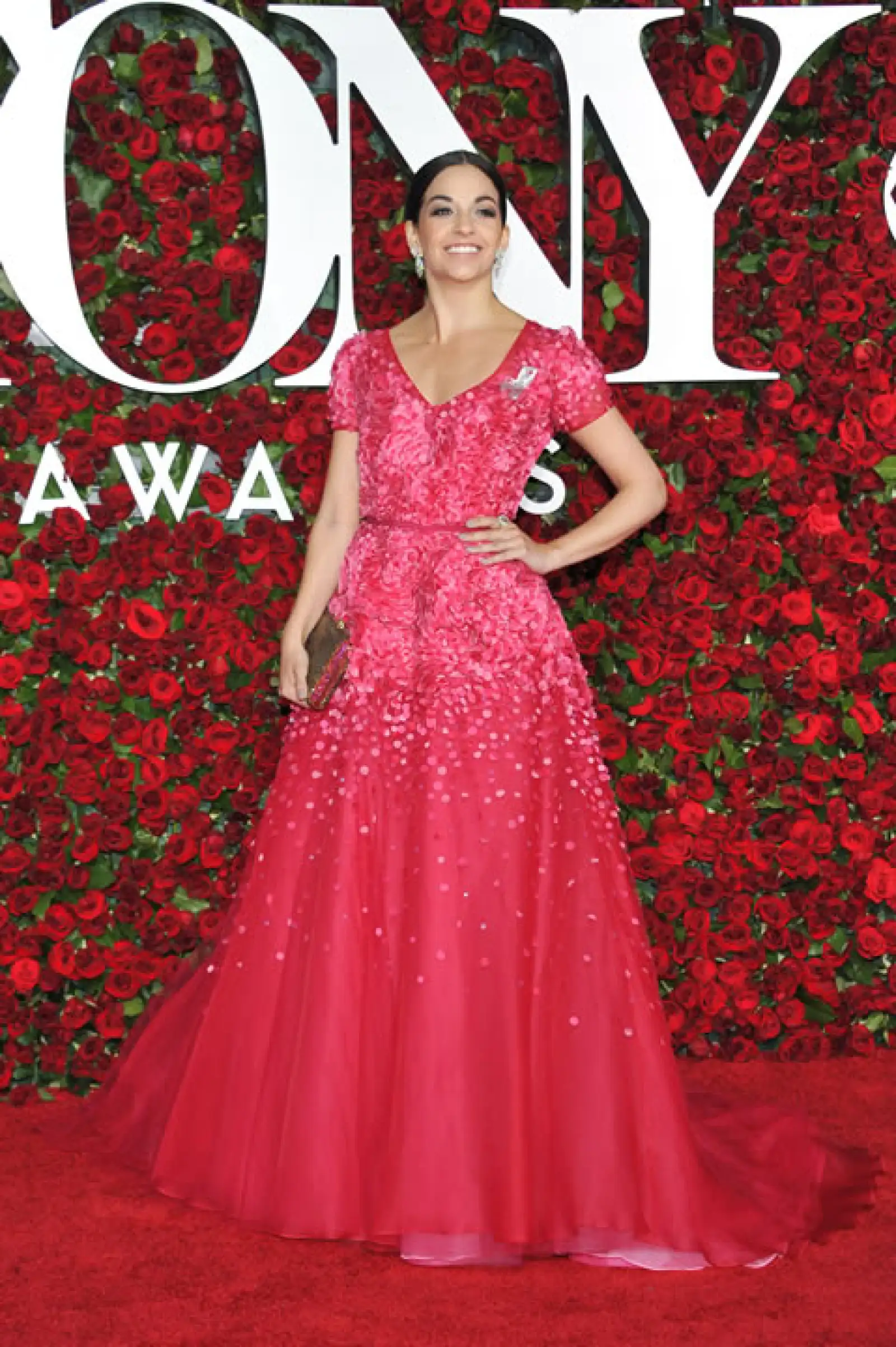 Ana Villafane en un vestido con aplicaciones y lentejuelas rosa de Carolina Herrera.