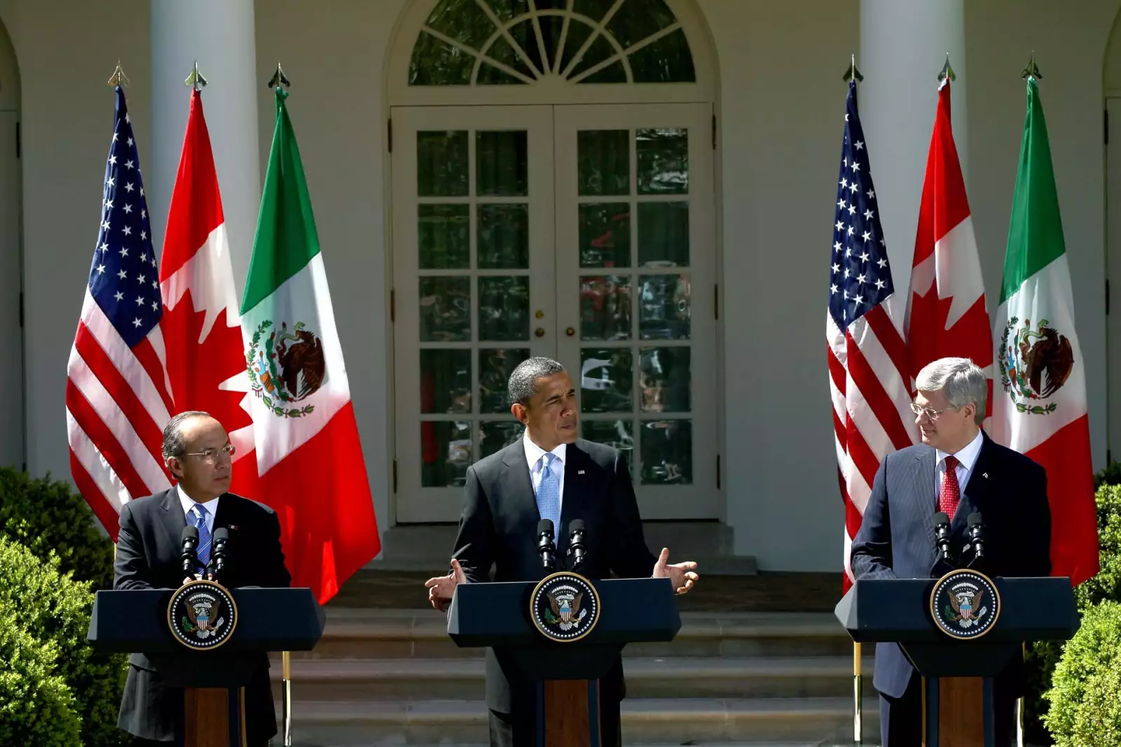 El presidente de México, Felipe Calderón; el presidente de Estados Unidos, Barack Obama, y el primer ministro de Canadá, Stephen Harper, participan en una conferencia en el Jardín de las Rosas. 