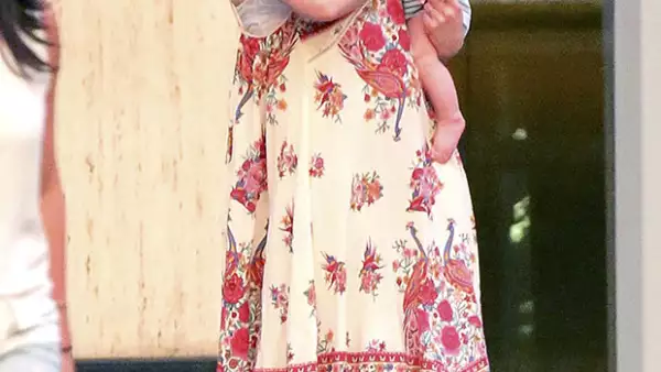 La actriz no se deja llevar por la presión que conlleva ser una figura pública y, sonriente, fue vista disfrutando de su hijo junto a su esposo, Adam Shulman.