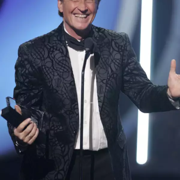 El cantante Emmanuel recibió el Billboard por su trayectoria artística.