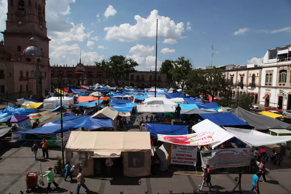 Unos 2,000 profesores de la CNTE mantienen un plantón indefinido frente a Palacio de Gobierno en la plancha de la Plaza Melchor Ocampo en Michoacán.