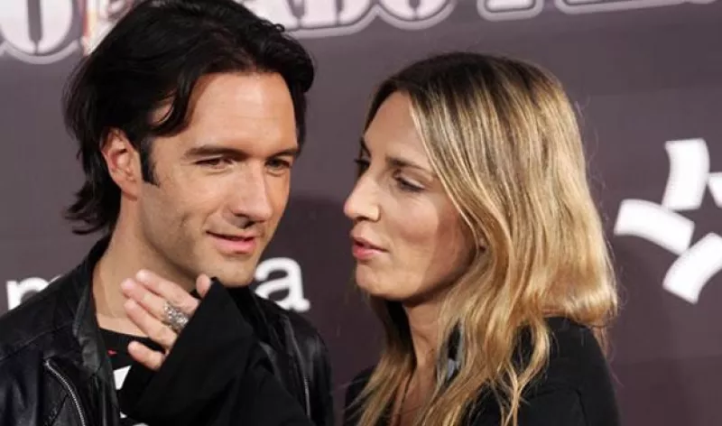 Los cantantes, quienes mantienen una relación sentimental, cantaron a dúo durante la presentación de ella en su retorno a los escenarios.