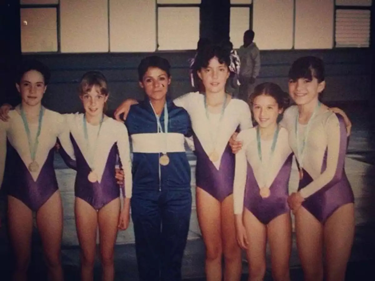La cantante y actriz publicó una foto de niña en la que aparece con su equipo de gimnasia olímpica del Colegio Alemán.