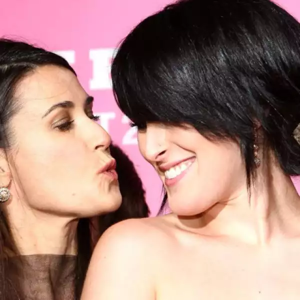 Tener una madre quien es una de las actrices favoritas de América no debe ser facil y menos cuando se ve de tu edad y en algun punto tuvo galanes igual de jóvenes que los tuyos. Esto son sólo algunas de las situaciones con las que Rumer Willis se ha tenido que enfrentar con su afamada mamá.
