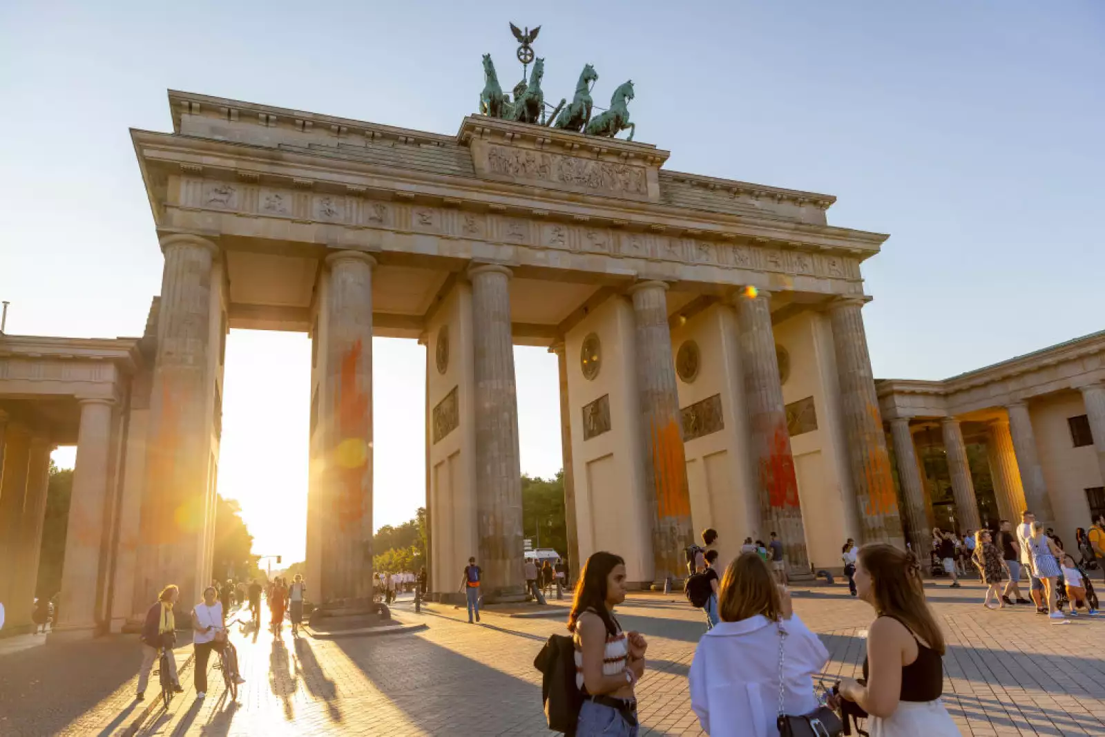 Last Generation climate activists spray Brandenburg Gate