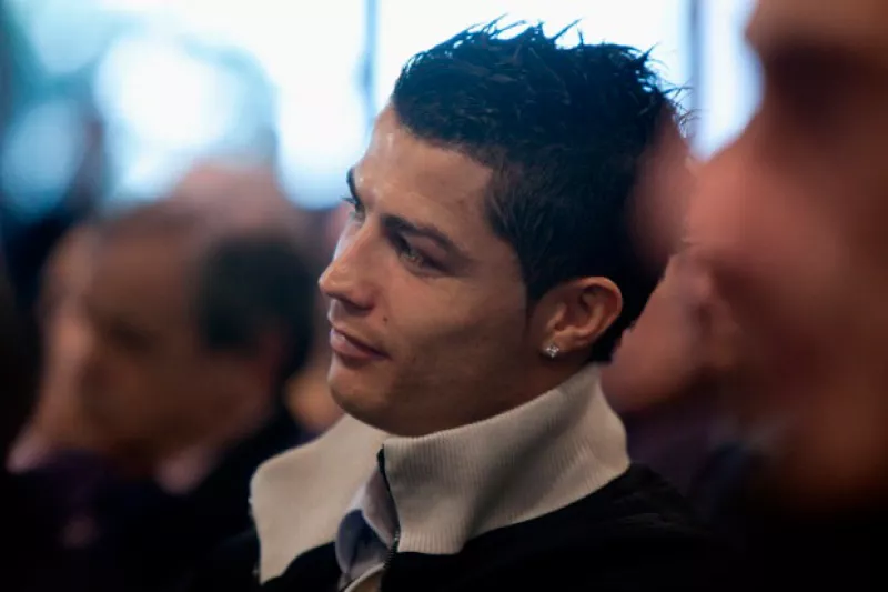 Al parecer la presión, pues fue en una entrevista que el enfado llegó al futbolista cuando su amigo y asistente personal comenzó a apresurarlo para terminar e irse.