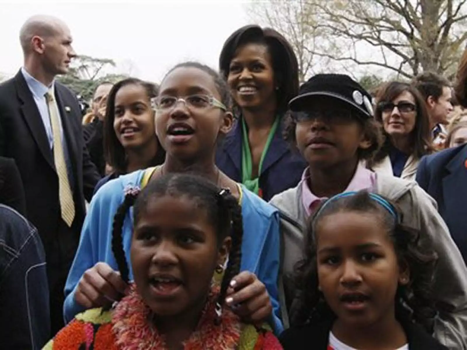 Michelle Obama al lado de sus hijas observaban como Barack daba las indicaciones.