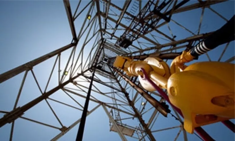 Torres-petroleras-en-tierra-01