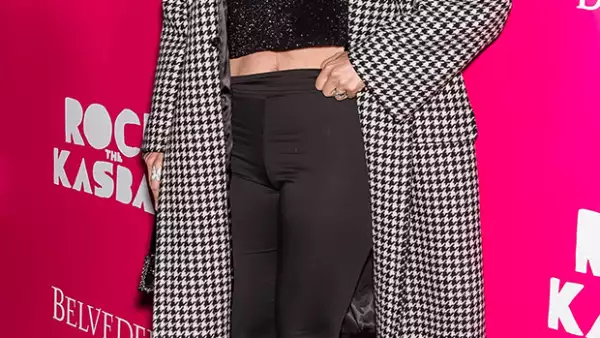 Esta semana, la cantante sorprendió al desfilar por la red carpet con un estilo mucho más conservador en comparación con lo que acostumbra. ¿Qué opinas?