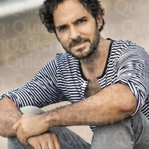 Manolo Cardona (Playera: H&M. Jeans: True Religion.)