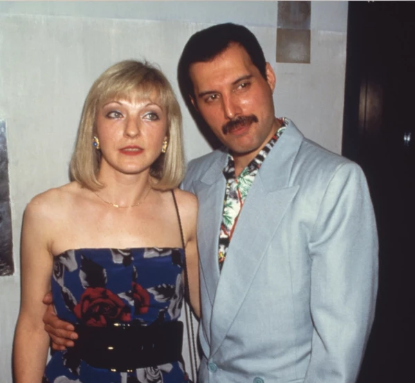 Mary Austin y Freddie Mercury