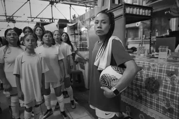 Karla Nieto al frente y varias mujeres de su equipo de futbol en la campaña de NIKE Piérdelo todo gánalo todo.