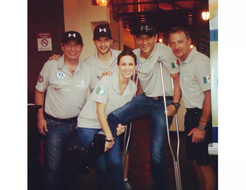 Martín Fuentes, esposo de la actriz mexicana, se fracturó el pie tras participar en una carrera de autos este fin de semana.