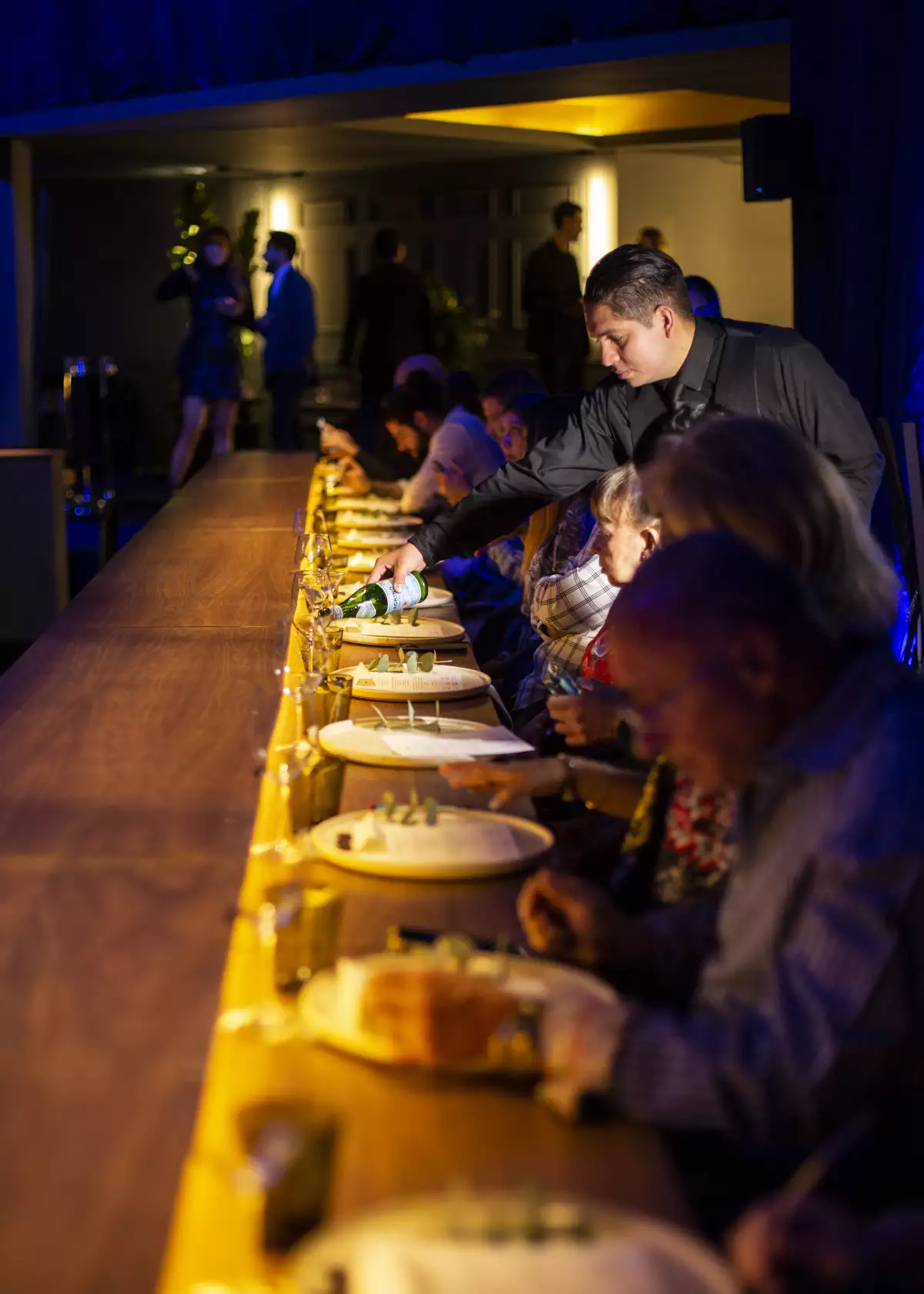 Personas degustando la cena que prepararon en el evento The Box de Amex