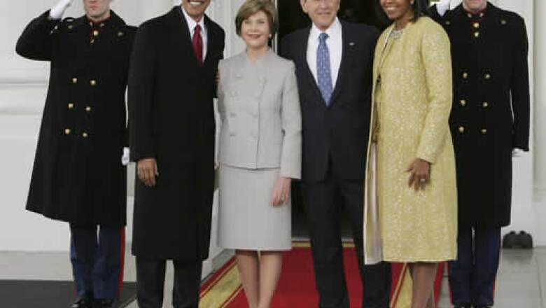 El aún presidente George W. Bush felicitó esta mañana a su sucesor en la Casa Blanca. Los acompañaron la todavía primera dama Laura Bush y la esposa de Obama, Michelle.