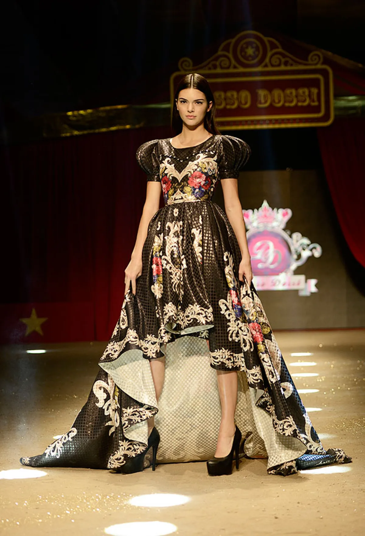 El vestido de noche se veía espectacular en la modelo de 19 años.