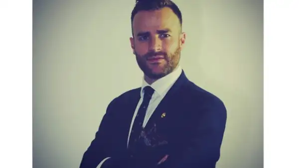 Max Villegas, experto en moda masculina, nos explica cómo ha ido cambiando el estilo del caballero perfecto con el paso de las décadas y por qué la elegancia y personalidad son básicas en un dandy.