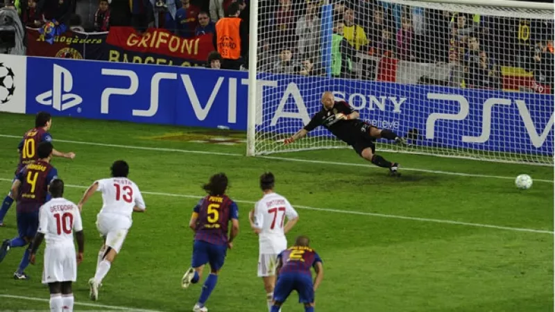 Lionel Messi anota penal